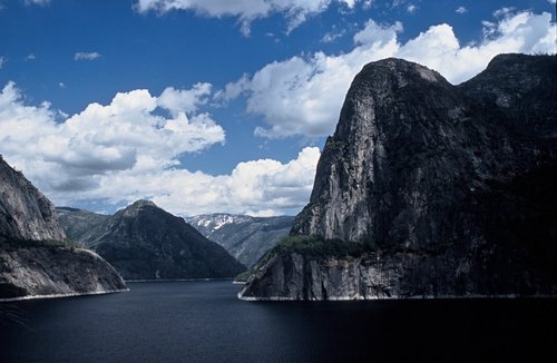 yosemite-national-park-hetch-hetchy-reservoir-california-ca080.jpg