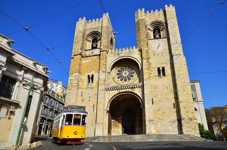 Sé: Lisbon's Imposing Cathedral