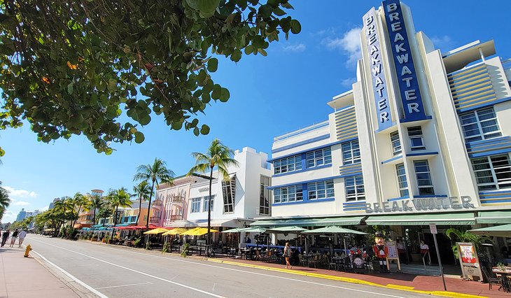 Art Deco buildings along Ocean Drive