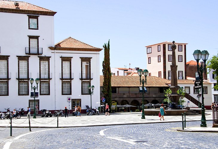 File:Jogos tradicionais - senhora ou macaca, Escola da Ladeira, Santo  António, Funchal, Madeira - IMG 20190228 175801.jpg - Wikimedia Commons