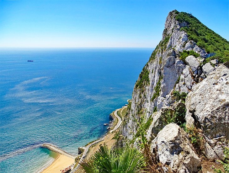 how many tourists visit gibraltar each year