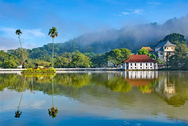 17 Places to Visit in Sri Lanka (Beaches, Jungle, Cities)