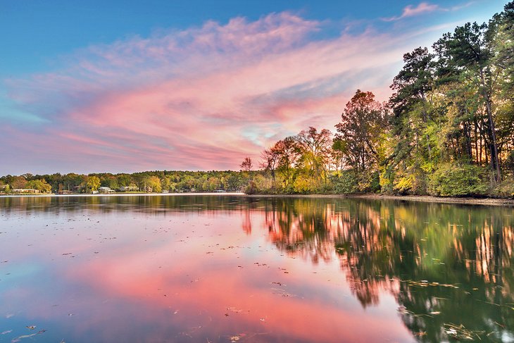 16 Best Lakes in Arkansas