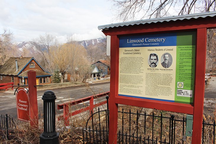 Trailhead for Linwood Cemetery