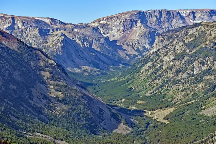 https://www.planetware.com/wpimages/2021/01/montana-red-lodge-top-things-to-do-drive-beartooth-highway.jpg