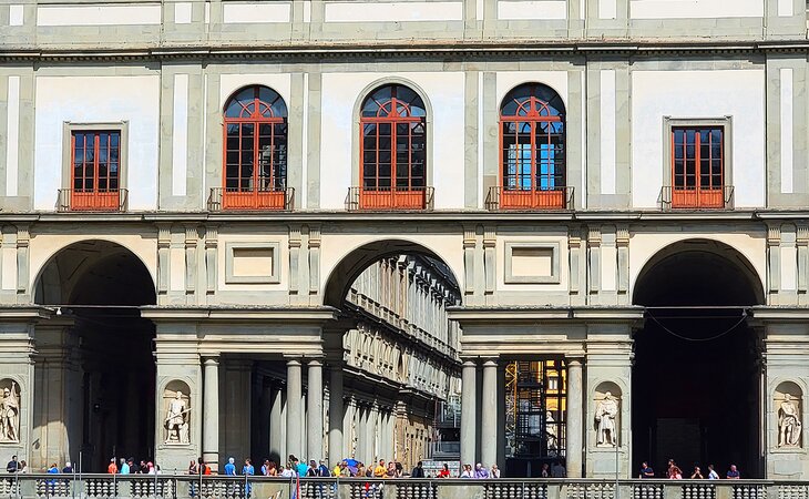 Tourists in front of the Uffizi Palace