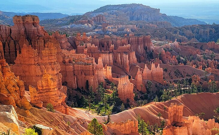 Queen's Garden trail meandering through hoodoos