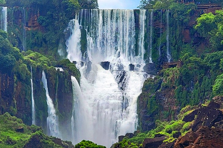 Viewing platforms (right side) on the Argentinian side of the falls