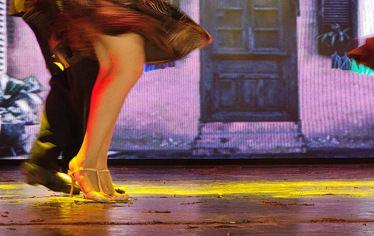 Dancers at the Madero Tango Show on the Argentinian side