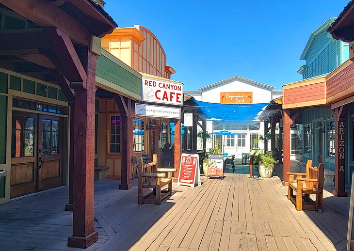 Stores and restaurants in Old Town Scottsdale